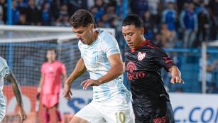 Instituto fue siempre de atrás en Tucumán, como Damián Puebla. Y perdió 3-0 sobre el final ante el Atlético (Prensa IACC).