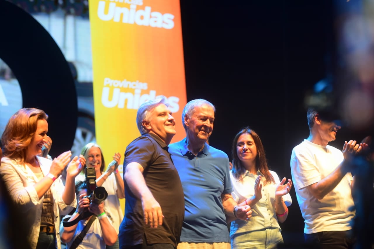 Juan Schiaretti junto a Martín Llaryora en el cierre de campaña de Provincias Unidas, en la Plaza de la Música. (Javier Ferreyra/La Voz)