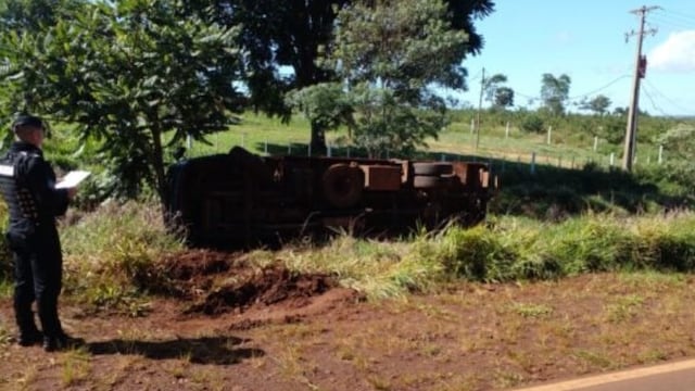 Campo Ramón: camión que había sido robado volcó sobre la Ruta.