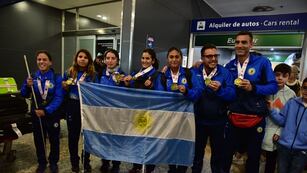 Las cordobesas campeonas del mundo regresaron a la provincia y fueron recibidas en el aeropuerto.