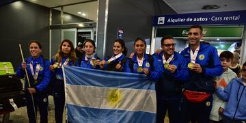 Las cordobesas campeonas del mundo regresaron a la provincia y fueron recibidas en el aeropuerto.