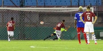 Nahuel Bustos convierte el penal, el segundo para la T\u002E Después, haría el tercero en un espectacular hat-trick\u002E