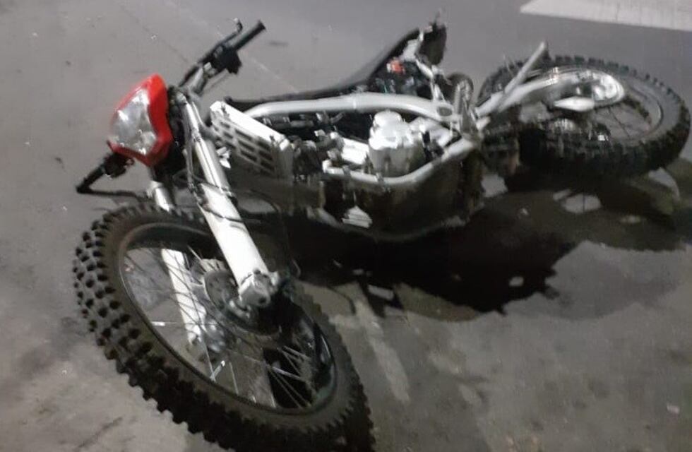 Adolescentes chocaron contra un taxi cuando escapaban de la policía: están graves