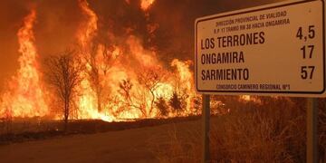 El fuego amenaza zonas pobladas en cercanías de Ongamira\u002E