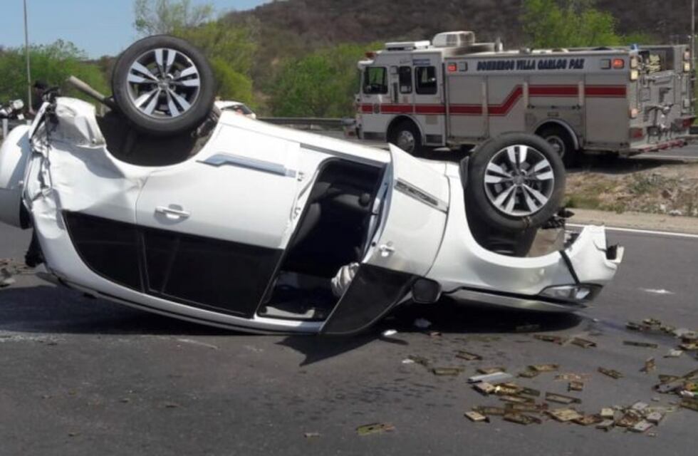 Una mujer volcó en su camioneta en el ingreso a Carlos Paz