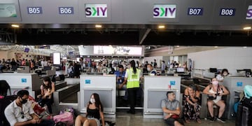 Pasajeros argentinos varados en el exterior\u002E EFE/ Antonio Lacerda