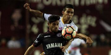 Football Soccer - Argentina's Lanus v Bolivia's The Strongest – Copa Libertadores - Estadio Ciudad de Lanus - Nestor Diaz Perez Stadium, Buenos Aires, Argentina- August 8, 2017\u002E Lautaro Acosta of Lanus battles for the ball with The Strongest's Diego Bejarano\u002E REUTERS/Agustin Marcarian buenos aires Lautaro Acosta campeonato torneo copa libertadores 2017 futbol futbolistas partido lanus The Strongest de bolivia