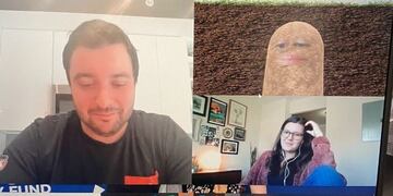 Una jefa aparece como una papa en una conferencia de trabajo