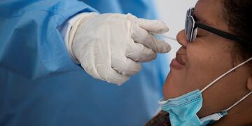 AME6141\u002E SANTO DOMINGO (REPÚBLICA DOMINICANA), 06/11/2020\u002E- Una doctora realiza una prueba PCR, en la zona reservada para pacientes de la covid-19 hoy en el exterior del hospital Moscoso Puello en Santo Domingo (R\u002EDominicana)\u002E Desde el comienzo de la pandemia, se han contagiado 129,300 personas en el país y se alcanzan 2,261 muertes en total desde el pasado marzo\u002E EFE/ Orlando Barría