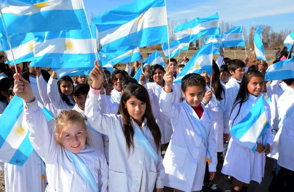 Vecinos de Guaymallén salieron a las calles para entonar las estrofas del himno Argentino