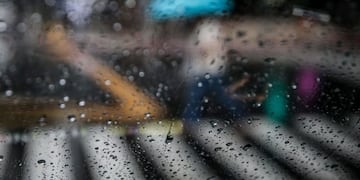 EPA2230\u002E MAKATI (FILIPINAS), 29/10/2018\u002E- Una mujer se protege con un paraguas mientras cruza un paso de peatones en Makati al sur de Manila (Filipinas) hoy, 30 de octubre de 2018\u002E El tifón Yutu tocó tierra hoy en la provincia de Isabela, en el extremo nororiental de Filipinas, con intensas lluvias y vientos sostenidos de 140 kilómetros por hora, con rachas de hasta 230 kilómetros, informó la agencia local de meteorología Pagasa\u002E EFE/ Mark R\u002E Cristino