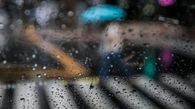 EPA2230\u002E MAKATI (FILIPINAS), 29/10/2018\u002E- Una mujer se protege con un paraguas mientras cruza un paso de peatones en Makati al sur de Manila (Filipinas) hoy, 30 de octubre de 2018\u002E El tifón Yutu tocó tierra hoy en la provincia de Isabela, en el extremo nororiental de Filipinas, con intensas lluvias y vientos sostenidos de 140 kilómetros por hora, con rachas de hasta 230 kilómetros, informó la agencia local de meteorología Pagasa\u002E EFE/ Mark R\u002E Cristino