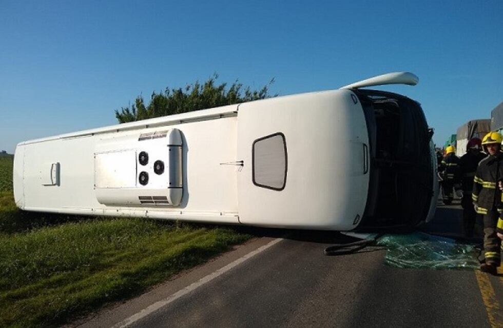 Automovilista mordió la banquina e impactó contra un micro, que terminó volcado en la ruta 33