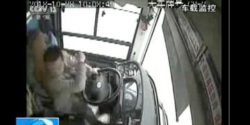 Una pelea entre un chofer y una pasajera hizo que un colectivo cayera a un río