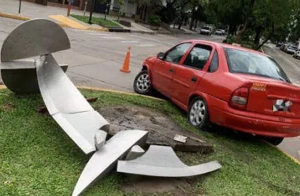 Ya está organizándose la restauración de la escultura arrollada, "Así son las cosas", en Wilde y Rivadavia