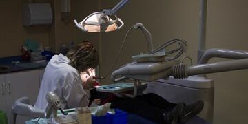 A dentist works on a patient at a public health clinic in Madrid March 27, 2012\u002E Spain will announce some of its deepest budget cuts ever on Friday, though evaporating growth prospects mean it is likely to fall short of what is needed to meet strict public deficit targets\u002E Picture taken March 27, 2012\u002E REUTERS/Sergio Perez  (SPAIN - Tags: HEALTH BUSINESS POLITICS) españa madrid  españa consultorio odontologico dentista dentistas