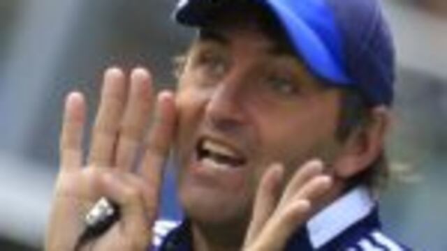 Argentina's coach Carlos Retegui gestures when talking to his players during the Field Hockey World Cup match women for third and fourth place between the U.S. and Argentina, in The Hague, Netherlands, Saturday, June 14, 2014. (AP Photo/Peter Dejong) la haya holanda Carlos Retegui campeonato torneo copa mundial del mundo 2014 hockey sobre cesped femenino mujeres partido seleccion argentina las leonas eeuu estados unidos
