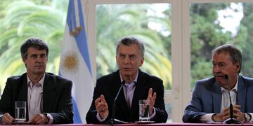 DYN32, OLIVOS, 26/10/2016, EL PRESIDENTE MAURICIO MACRI RECIBIO EN OLIVOS AL GOBERNADOR DE CORDOBA, JUAN SCHIARETTI. FOTO:DYN/PABLO MOLINA. quinta de olivos mauricio macri Alfonso Prat Gay juan schiaretti titular del ANSES anuncia pago deuda de nacion a la provincia de cordoba conferencia de prensa con presidente de la nacion ministro de finanzas gobernador de cordoba y titular del anses