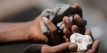 Sujeto arrojando piedras (web)