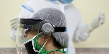 Kolkata (India), 24/09/2020\u002E- A government health worker takes swab samples for a COVID-19 Rapid Antigen detection test within Roxy Cinema Hall amid the coronavirus pandemic, in Kolkata, India, 24 September 2020\u002E In central Kolkata the Roxy Cinema Hall operates as COVID-19 Rapid Antigen detection test center for the public, operated by the Kolkata Municipality\u002E (Cine) EFE/EPA/PIYAL ADHIKARY