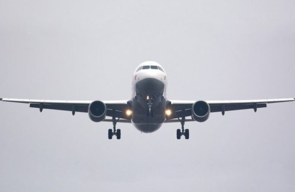 Viajaba en una aerolínea low cost y abrió la ventanilla en pleno vuelo