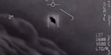 Uno de los objetos avistado por los pilotos de la Marina (Captura)