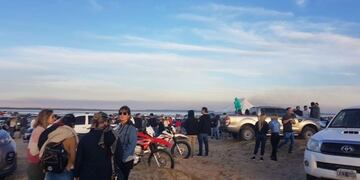 La fiesta en la playa incluyó música y DJ pero dejó gran cantidad de basura en la arena\u002E (Facebook)