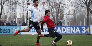 El Facha Facundo Castelli jugando de delantero de área\u002E Uno de los movimientos que quiere pulir el DT Zabala en otro amistoso\u002E