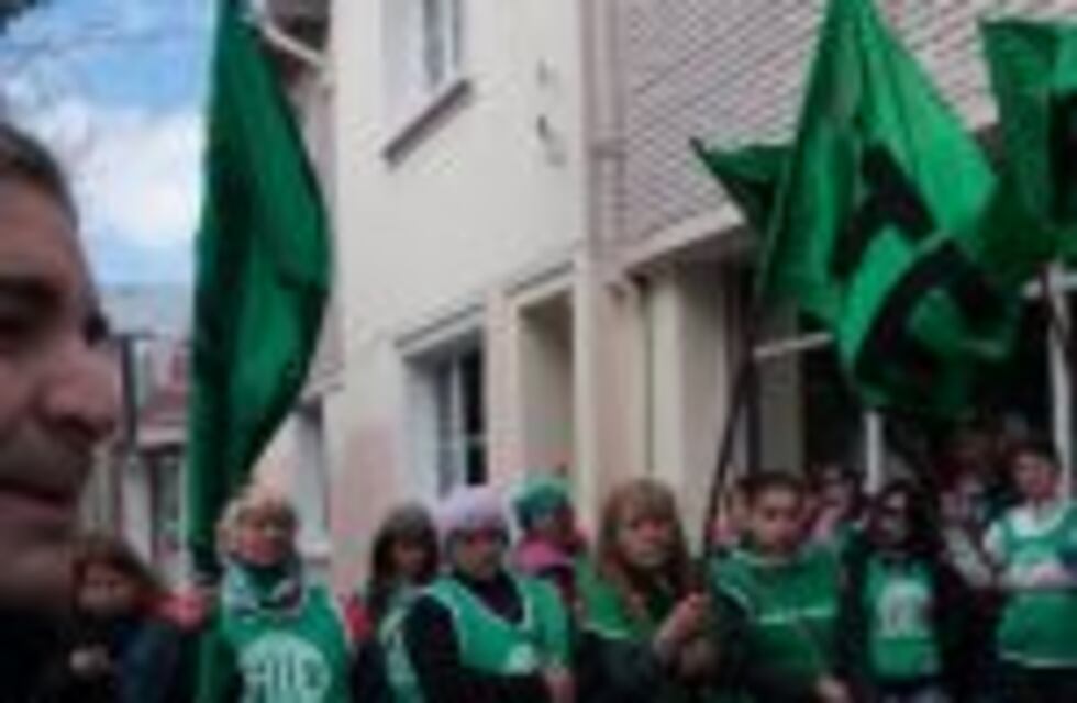 Estatales santacruceños protestaron en reclamo del pago de salarios y aguinaldos