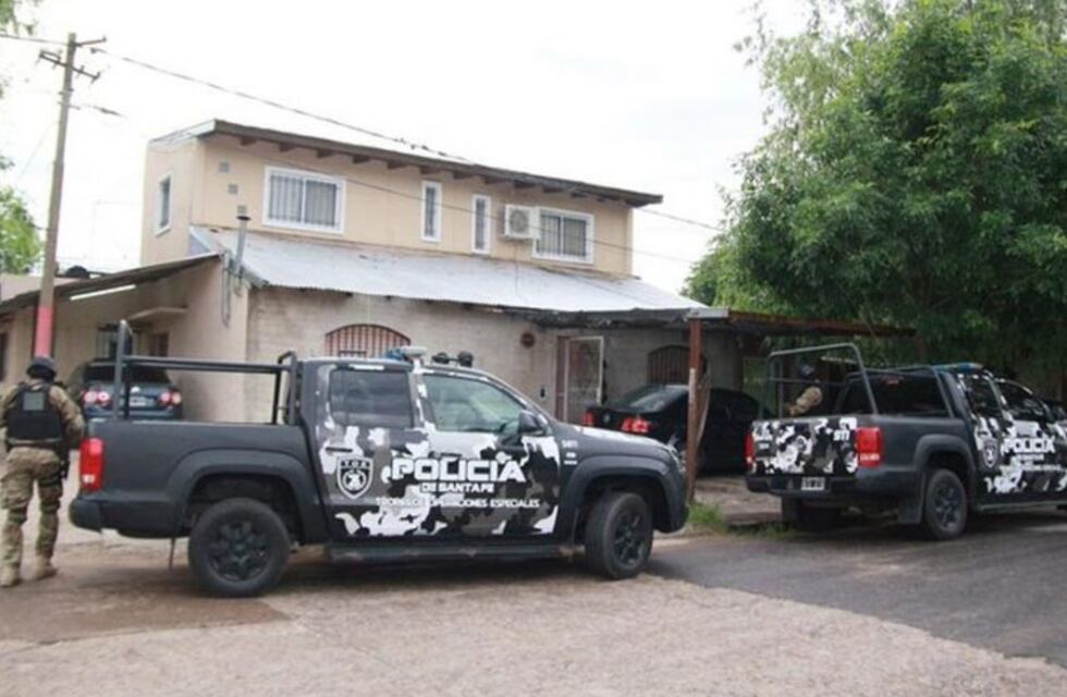 Un caballo de carrera y dos viviendas vinculan a tres policías con Esteban Alvarado