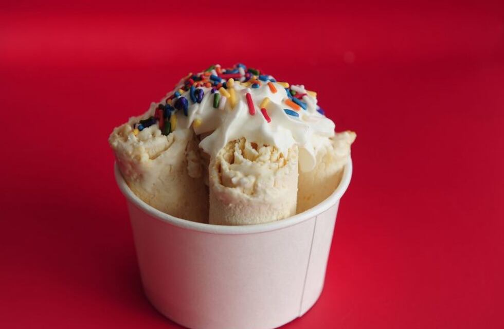 Helado enrollado, la nueva tendencia en postres que está revolucionando Instagram