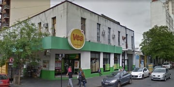 Escracharon en La Plata a un supermercado por tener cucarachas en las góndolas