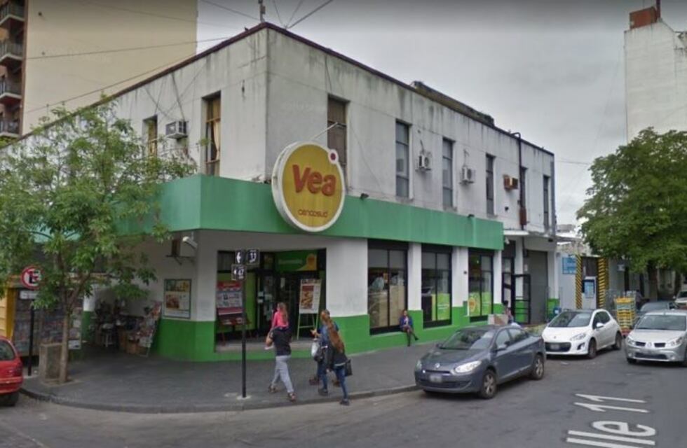 Escracharon en La Plata a un supermercado por tener cucarachas en las góndolas