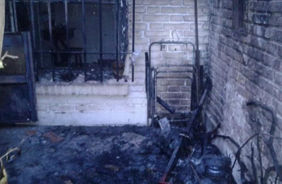 La Cumbre: bomberos rescataron a una mujer de 79 años cuya casa se incendió completamente