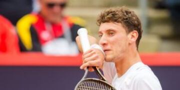 El tenista debutu00f3 con un apretado triunfo en tres sets.