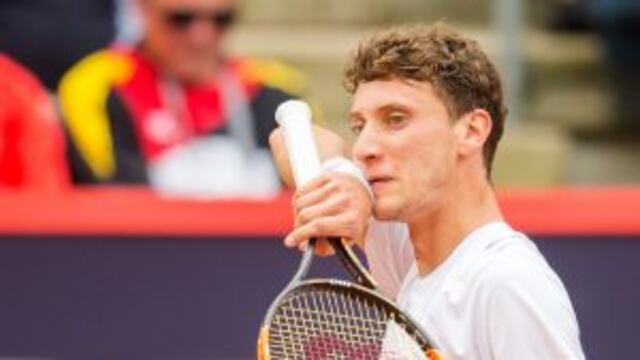 El tenista debutu00f3 con un apretado triunfo en tres sets.