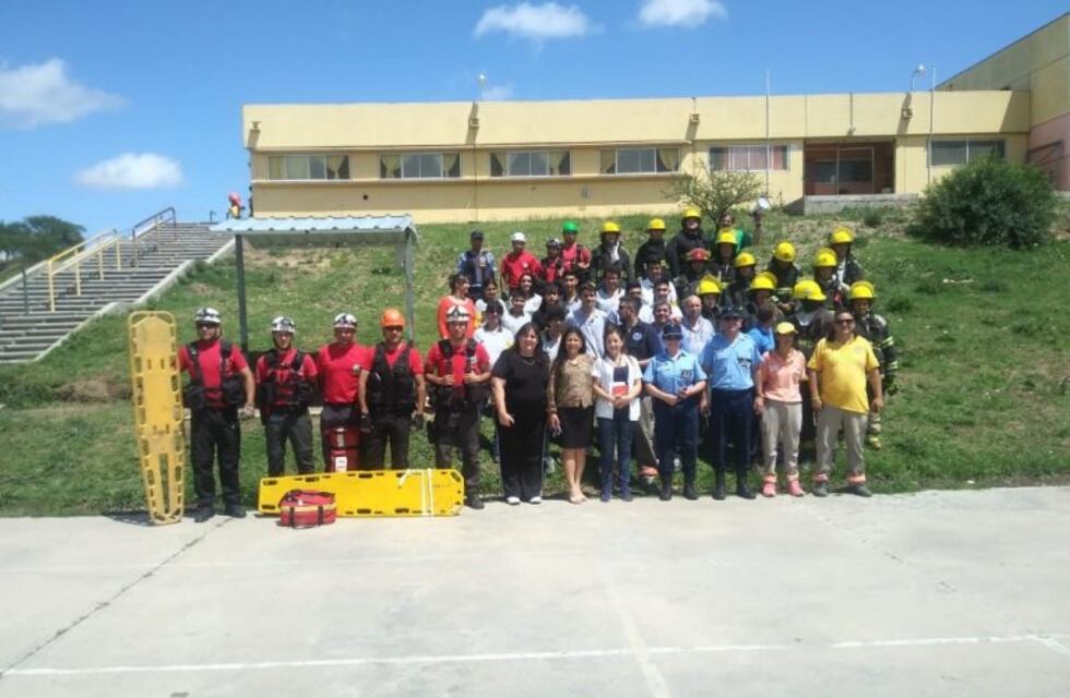 Alumnos del IPET 344 participaron de un simulacro de incendio