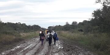 Con los libros y las compras, caminan 14 kilómetros los docentes\u002E