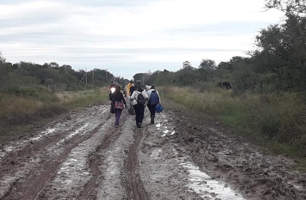Maestra chaqueña camina 14 kilómetros para que los niños no se queden sin clases