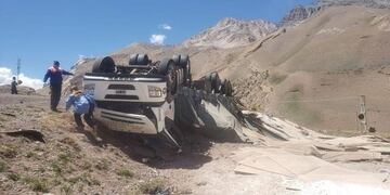 así quedó el camión que transportaba yeso en la ruta internacional 7, donde perdió la vida el conductor del rodado\u002E
