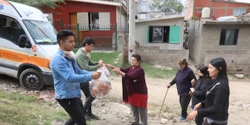 Entrega de módulos alimentarios en Carlos Paz\u002E (Foto: Municipal)\u002E