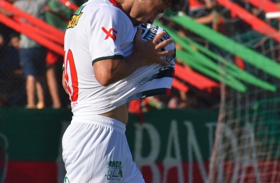 Goleada de Peñarol y valiosa victoria de Juniors por el Regional Amateur