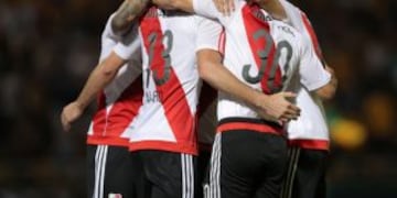 ARG11. Cu00d3RDOBA (ARGENTINA), 15/12/2016.- Jugadores de River Plate celebran tras anotar un gol de tiro penal hoy, jueves 15 de diciembre de 2016, durante un partido por la final de la Copa Argentina entre River Plate y Rosario Central, en el estadio Mario