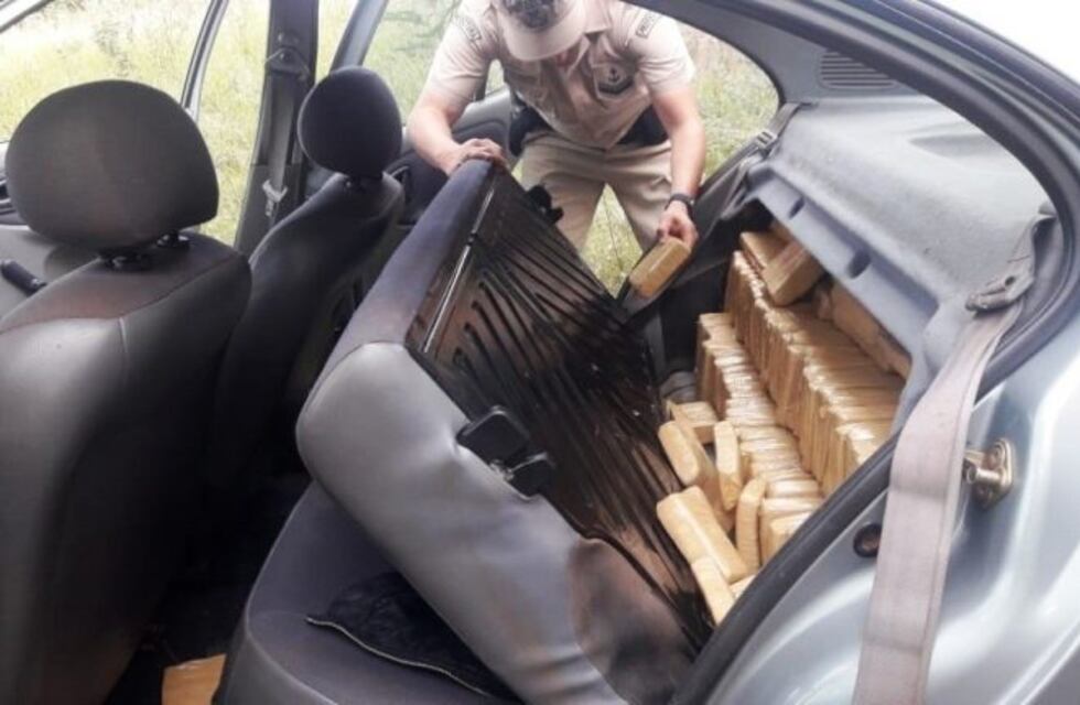 Detienen a dos personas que escapaban con más de 110 kilos de marihuana