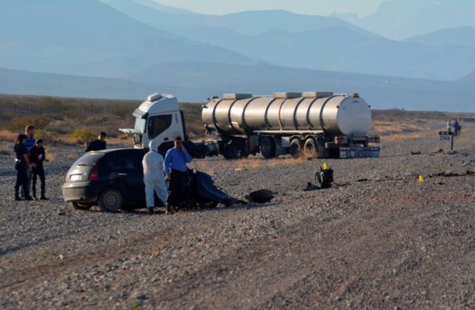 Atacó e hirió a su pareja y después murió en un choque frontal