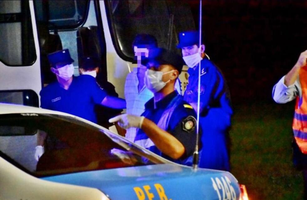 Violó la cuarentena, evadió un control y agredió a un inspector