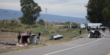 Un auto se partió en dos\u002E Fallecieron tres personas\u002E