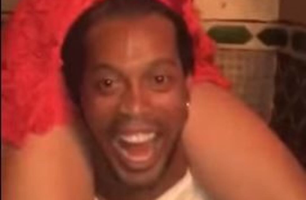 Video: Ronaldinho de fiesta en un boliche