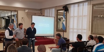 El intendente Altolaguirre junto a los capacitadores, en la presentación del taller informativo (Municipalidad de Santa Rosa)