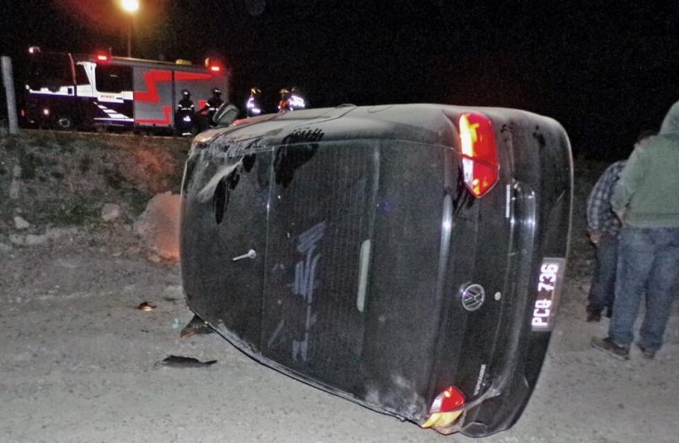 Intentó pasar a otro vehículo en la ruta, provocó múltiples vuelcos y huyó